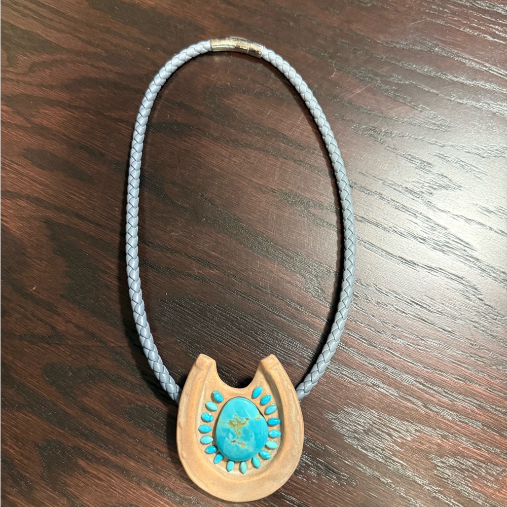 All the Clay Horses - Turquoise and Clay Horseshoe Necklace on leather cord - Picture 2 of 4